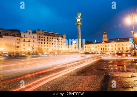 Tiflis, Georgien - 22. November 2018: Liberty Denkmal, St George Slaying Dragon und Tbilissi Rathaus in Freedom Square im Stadtzentrum. Famo Stockfoto