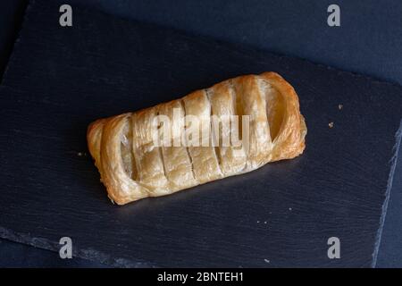 Gebäck mit Apfelfüllung auf einer Marmorplatte. Stockfoto