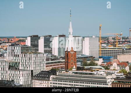 Stockholm, Schweden - 30. Juni 2019: Erhöhte Ansicht von St. Clara oder der Hl. Klara Kirche im Sommer Sonnige moderne Skyline Skyline. Stockfoto