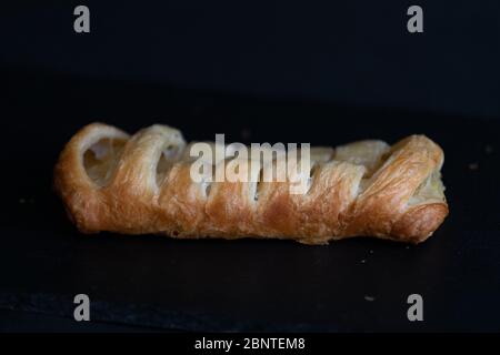 Gebäck mit Apfelfüllung auf einer Marmorplatte. Stockfoto