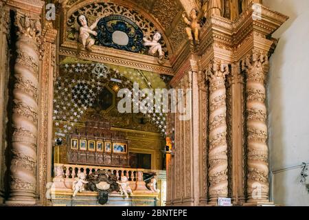 Old Goa, Indien - 19. Februar 2020: Hauptaltar In Der Basilika Bom Jesus. Einrichtung Aus Nächster Nähe. Römisch-Katholische Basilika Und Ist Teil Der Kirchen Und Conve Stockfoto