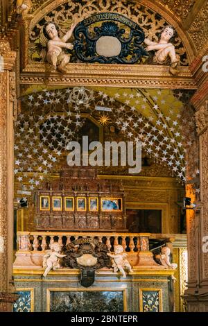 Old Goa, Indien - 19. Februar 2020: Hauptaltar In Der Basilika Bom Jesus. Einrichtung Aus Nächster Nähe. Römisch-Katholische Basilika Und Ist Teil Der Kirchen Und Conve Stockfoto