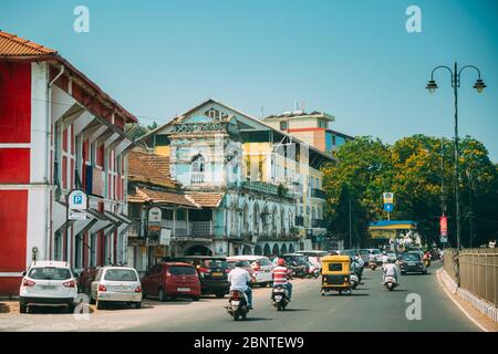 Panaji, Goa, Indien - 19. Februar 2020: Der Verkehr bewegt sich in der Nähe der alten portugiesischen Architektur in Panaji. Stockfoto