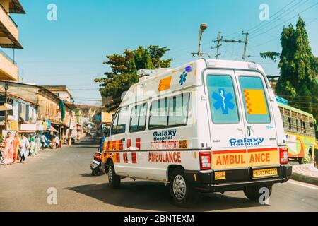 Mapusa, Goa, Indien - 19. Februar 2020: Ambulanzwagen Mit Siren Notaufnahme Reanimation Van Car Auf Der Straße. Stockfoto