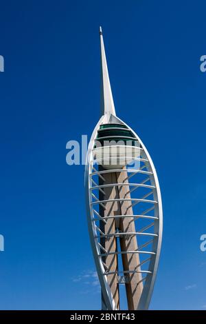 Der legendäre Spinnaker Tower in Portsmouth, Hampshire, Großbritannien, steht vor einem polarisierten blauen Himmel Stockfoto