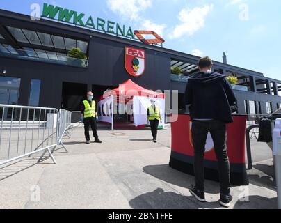 Augsburg, Deutschland. Mai 2020. Fußball: Bundesliga, FC Augsburg - VfL Wolfsburg, 26. Spieltag in der WWK-Arena in Augsburg. Ein Journalist bei der Eingangskontrolle. WICHTIGER HINWEIS: Gemäß den Bestimmungen der DFL Deutsche Fußball Liga und des DFB Deutscher Fußball-Bund ist es untersagt, im Stadion und/oder aus dem Spiel fotografierte Bilder in Form von Sequenzbildern und/oder videoähnlichen Fotoserien zu verwenden oder zu verwenden. Kredit: Tobias Hase/dpa - Pool/dpa/Alamy Live News Stockfoto