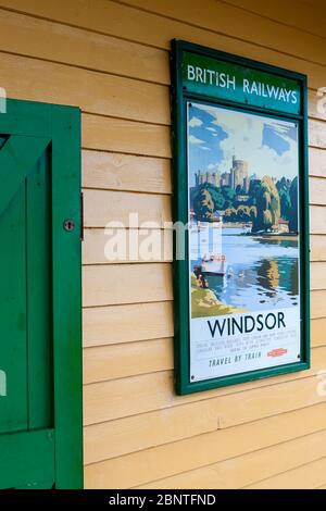 Vintage British Railways Travel Poster mit Windsor (1955, Frank Sherwin) an der Smallbrook Junction Station, Isle of Wight Steam Railway Stockfoto