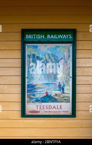 Vintage British Railways Travel Poster mit dem Wasserfall High Force in Teesdale (Edward Wesson, 1960) auf der Isle of Wight Steam Railway Stockfoto