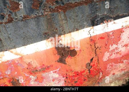 Das rostige Wrack des Raddampfers Ryde, der in einem Schlammanlegeplatz am Island Harbour auf der Medina, Isle of Wight, England, UK, ruht: Wasserlinie Detail Stockfoto