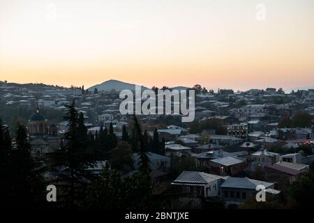 Kaukasus, Georgien, Imereti Region, Kutaisi. Stadtbild von Kutaisi bei Sonnenaufgang. Stockfoto