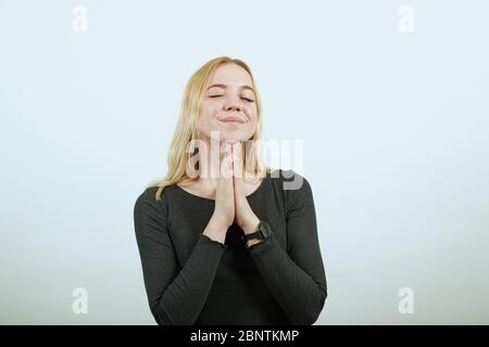 Cute Girl Hält Ihre Hände Vor Und Betet Oder Bittet Um Etwas Stockfoto