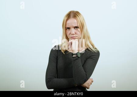 Beleidigende Mädchen Hält Hand An Ihr Chin. Konzept Der Beziehungen Zwischen Menschen Stockfoto