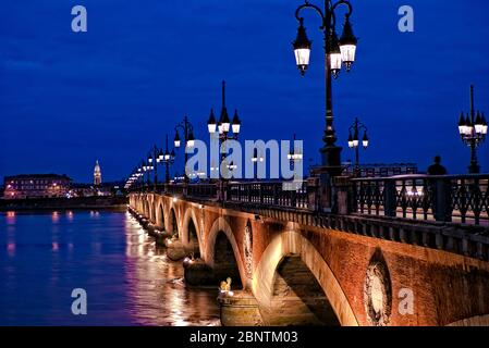 Ponte de Pierre (Steinbrücke) in Bordeaux, Frankreich. Blaue Stunde. Stockfoto