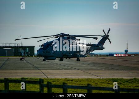 Royal Navy Merlin MKII Hubschrauber im RAF Valley auf Anglesey In Nordwales Stockfoto