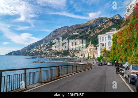 Amalfi, Italien - 1. November 2019: Amalfi Stadtbild an der Mittelmeerküste Stockfoto