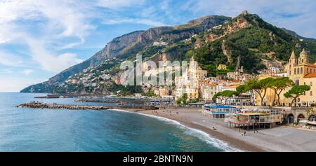 Amalfi, Italien - 1. November 2019: Amalfi Stadtbild an der Mittelmeerküste Stockfoto