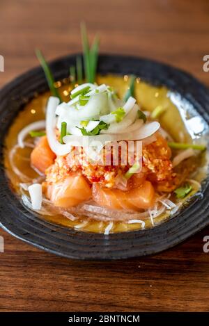 Lecker würzigen Lachs Salat in der thailändischen Küche Stockfoto