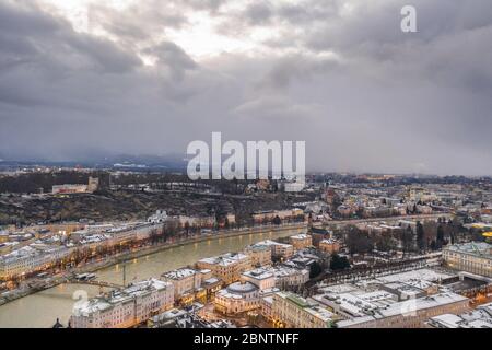 Luftaufnahme von Monchsberg und Mirabellpark an der Salzach im verschneiten Winter in Salzburg Österreich Stockfoto