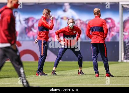 16. Mai 2020, Sachsen, Leipzig: Fußball: Bundesliga, 26. Spieltag, RB Leipzig - SC Freiburg in der Red Bull Arena Leipzig. Die Leipzigs Kevin Kampl (M) und Timo Werner (2. V.l.) besuchen das Feld mit Maske. Foto: Jan Woitas/dpa-Zentralbild/dpa - WICHTIGER HINWEIS: Gemäß den Bestimmungen der DFL Deutsche Fußball Liga und des DFB Deutscher Fußball-Bund ist es verboten, im Stadion und/oder aus dem Spiel fotografierte Bilder in Form von Sequenzbildern und/oder videoähnlichen Fotoserien zu nutzen oder ausgenutzt zu haben. Stockfoto
