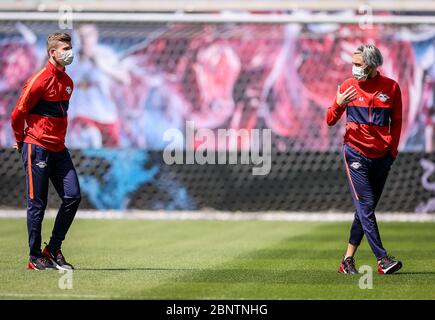 16. Mai 2020, Sachsen, Leipzig: Fußball: Bundesliga, 26. Spieltag, RB Leipzig - SC Freiburg in der Red Bull Arena Leipzig. Die Leipziger Kevin Kampl und Timo Werner besuchen das Feld mit Maske. Foto: Jan Woitas/dpa-Zentralbild/dpa - WICHTIGER HINWEIS: Gemäß den Bestimmungen der DFL Deutsche Fußball Liga und des DFB Deutscher Fußball-Bund ist es verboten, im Stadion und/oder aus dem Spiel fotografierte Bilder in Form von Sequenzbildern und/oder videoähnlichen Fotoserien zu nutzen oder ausgenutzt zu haben. Stockfoto