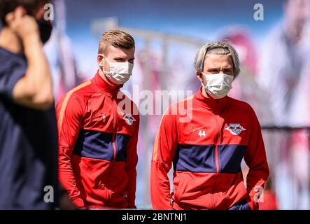 16. Mai 2020, Sachsen, Leipzig: Fußball: Bundesliga, 26. Spieltag, RB Leipzig - SC Freiburg in der Red Bull Arena Leipzig. Die Leipziger Kevin Kampl und Timo Werner besuchen das Feld mit Maske. Foto: Jan Woitas/dpa-Zentralbild/dpa - WICHTIGER HINWEIS: Gemäß den Bestimmungen der DFL Deutsche Fußball Liga und des DFB Deutscher Fußball-Bund ist es verboten, im Stadion und/oder aus dem Spiel fotografierte Bilder in Form von Sequenzbildern und/oder videoähnlichen Fotoserien zu nutzen oder ausgenutzt zu haben. Stockfoto