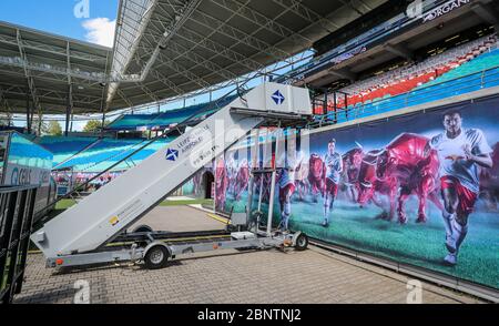 16. Mai 2020, Sachsen, Leipzig: Fußball: Bundesliga, 26. Spieltag, RB Leipzig - SC Freiburg in der Red Bull Arena Leipzig. Ein Gang führt vom Rand des Feldes zu den Ständen. Der Gangway ermöglicht es Spielern, auf die Tribünen zu gelangen, wenn nicht genügend Platz auf der Ersatzbank vorhanden ist. Foto: Jan Woitas/dpa-Zentralbild/dpa - WICHTIGER HINWEIS: Gemäß den Bestimmungen der DFL Deutsche Fußball Liga und des DFB Deutscher Fußball-Bund ist es verboten, im Stadion und/oder aus dem Spiel fotografierte Bilder in Form von Sequenzbildern und/oder videoähnlichen Fotos zu nutzen oder ausgenutzt zu haben Stockfoto
