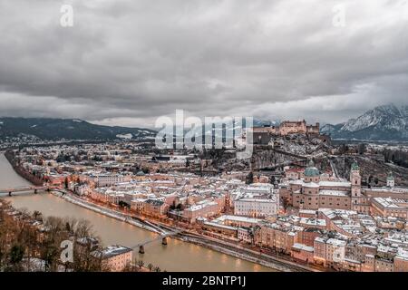 Luftdrohne Übersicht der Salzburger Altstadt Skyline mit Schnee bedeckt und Blick auf Hohensalzburg in Österreich Winter Stockfoto