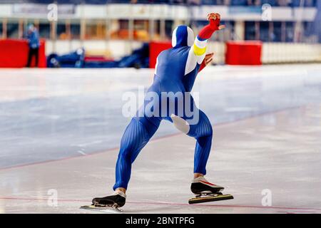 Starten Sie Skater Sportler in Eisschnelllauf Wettbewerb Stockfoto