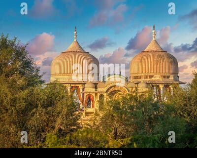 Die wunderschönen, verzierten Kuppeln und Bögen eines traditionellen nordindischen Palastes in Mandawa, Rajasthan, der restauriert und in ein Hotel umgewandelt wurde. Stockfoto