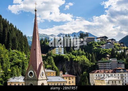 Bad Gastein, Österreich - 20. Juni 2018: Blick auf Bad Gastein mit dem Kirchturm im Vordergrund Stockfoto
