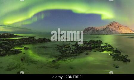 Nordlichter am Skagsanden Beach, Flakstadoya, Nordland, Lofoten, Norwegen, Nordeuropa Stockfoto