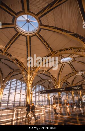 WASHINGTON, DC, USA - OKTOBER 1997 - Menschen im Terminal am Reagan National Airport DCA. Stockfoto