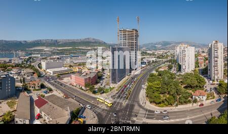 Split, Kroatien - August 15 2019: Luftbild mit dem Bau des Westgate-Hochhauses in Split, Kroatien. Stockfoto