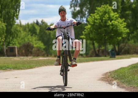 Sutton Park, Birmingham, Großbritannien. Mai 2020. Ein junger Mann zeigt seine Radfahrkünste bei einer Fahrt im Sutton Park, Birmingham. Quelle: Peter Lopeman/Alamy Live News Stockfoto