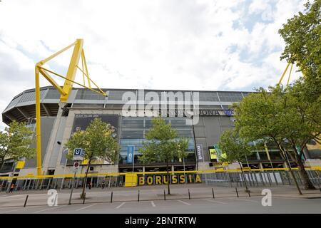 Signal Iduna Arena Dortmund Deutschland, Fußball: Deutsche Bundesliga, Borussia Dortmund (BVB, gelb) gegen Schalke 04 (S04, blau) - geschlossenes Stadion. Aufgrund der Corona Pandemie werden alle Fußballligaspiele ohne Zuschauer in leeren Stadien gespielt Foto: Ralf Ibing/firosportphoto/POOL nur für redaktionelle Verwendung! Die DFL-Bestimmungen verbieten die Verwendung von Fotos als Bildsequenzen und/oder quasi-Video. Stockfoto