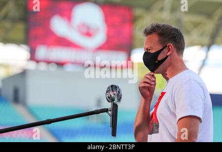 16. Mai 2020, Sachsen, Leipzig: Fußball: Bundesliga, 26. Spieltag, RB Leipzig - SC Freiburg in der Red Bull Arena Leipzig. Leipzig-Coach Julian Nagelsmann mit Maske im Sky-Interview. Foto: Jan Woitas/dpa-Zentralbild/dpa - WICHTIGER HINWEIS: Gemäß den Bestimmungen der DFL Deutsche Fußball Liga und des DFB Deutscher Fußball-Bund ist es verboten, im Stadion und/oder aus dem Spiel fotografierte Bilder in Form von Sequenzbildern und/oder videoähnlichen Fotoserien zu nutzen oder ausgenutzt zu haben. Stockfoto