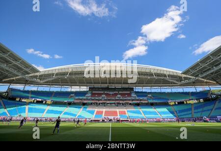 16. Mai 2020, Sachsen, Leipzig: Fußball: Bundesliga, 26. Spieltag, RB Leipzig - SC Freiburg in der Red Bull Arena Leipzig. Freiburger Spieler wärmen sich im leeren Stadion auf. Foto: Jan Woitas/dpa-Zentralbild/dpa - WICHTIGER HINWEIS: Gemäß den Bestimmungen der DFL Deutsche Fußball Liga und des DFB Deutscher Fußball-Bund ist es verboten, im Stadion und/oder aus dem Spiel fotografierte Bilder in Form von Sequenzbildern und/oder videoähnlichen Fotoserien zu nutzen oder ausgenutzt zu haben. Stockfoto