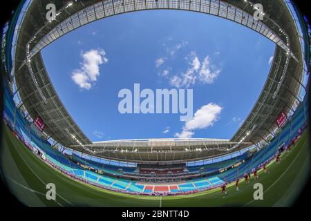 16. Mai 2020, Sachsen, Leipzig: Fußball: Bundesliga, 26. Spieltag, RB Leipzig - SC Freiburg in der Red Bull Arena Leipzig. Im leeren Stadion wärmen sich die Leipziger Spieler auf. Foto: Jan Woitas/dpa-Zentralbild/dpa - WICHTIGER HINWEIS: Gemäß den Bestimmungen der DFL Deutsche Fußball Liga und des DFB Deutscher Fußball-Bund ist es verboten, im Stadion und/oder aus dem Spiel fotografierte Bilder in Form von Sequenzbildern und/oder videoähnlichen Fotoserien zu nutzen oder ausgenutzt zu haben. Stockfoto