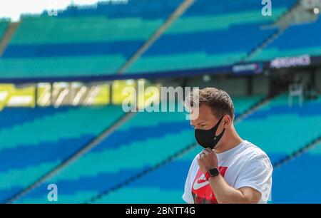 16. Mai 2020, Sachsen, Leipzig: Fußball: Bundesliga, 26. Spieltag, RB Leipzig - SC Freiburg in der Red Bull Arena Leipzig. Leipzig-Coach Julian Nagelsmann mit Maske vor den leeren Ständen. Foto: Jan Woitas/dpa-Zentralbild/dpa - WICHTIGER HINWEIS: Gemäß den Bestimmungen der DFL Deutsche Fußball Liga und des DFB Deutscher Fußball-Bund ist es verboten, im Stadion und/oder aus dem Spiel fotografierte Bilder in Form von Sequenzbildern und/oder videoähnlichen Fotoserien zu nutzen oder ausgenutzt zu haben. Stockfoto