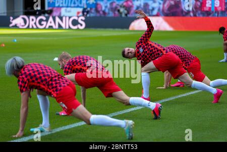 16. Mai 2020, Sachsen, Leipzig: Fußball: Bundesliga, 26. Spieltag, RB Leipzig - SC Freiburg in der Red Bull Arena Leipzig. Der Leipziger Timo Werner wärmt sich neben seinen Teamkollegen auf. Foto: Jan Woitas/dpa-Zentralbild/dpa - WICHTIGER HINWEIS: Gemäß den Bestimmungen der DFL Deutsche Fußball Liga und des DFB Deutscher Fußball-Bund ist es verboten, im Stadion und/oder aus dem Spiel fotografierte Bilder in Form von Sequenzbildern und/oder videoähnlichen Fotoserien zu nutzen oder ausgenutzt zu haben. Stockfoto