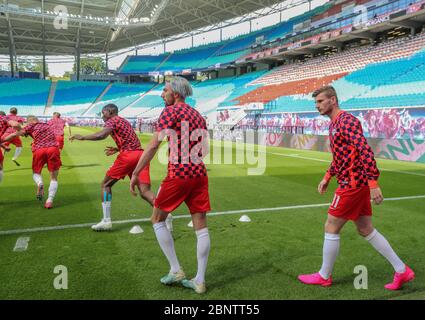 16. Mai 2020, Sachsen, Leipzig: Fußball: Bundesliga, 26. Spieltag, RB Leipzig - SC Freiburg in der Red Bull Arena Leipzig. Vor den leeren Ständen wärmen sich Timo Werner (r) und Kevin Kampl aus Leipzig auf. Foto: Jan Woitas/dpa-Zentralbild/dpa - WICHTIGER HINWEIS: Gemäß den Bestimmungen der DFL Deutsche Fußball Liga und des DFB Deutscher Fußball-Bund ist es verboten, im Stadion und/oder aus dem Spiel fotografierte Bilder in Form von Sequenzbildern und/oder videoähnlichen Fotoserien zu nutzen oder ausgenutzt zu haben. Stockfoto