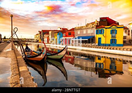 Aveiro, Portugal, traditionelle bunte Moliceiro Boote im Wasserkanal zwischen historischen Gebäuden angedockt. Stockfoto