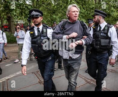 London UK 16 May 2020 EIN Demonstrator verflucht die Polizei, wenn sie verhaftet werden, während sie gegen die protestieren, nein zu der neuen Normalität und nein zu der rechtswidrigen Sperrung.Paul Quezada-Neiman.Alamy Live News Stockfoto