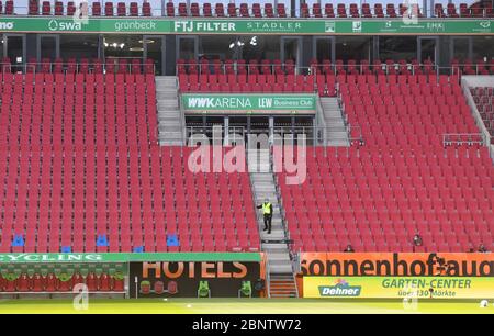 Augsburg, Deutschland. Mai 2020. Fußball: Bundesliga, FC Augsburg - VfL Wolfsburg, 26. Spieltag in der WWK-Arena in Augsburg. Ein Verwalter auf den Ständen. WICHTIGER HINWEIS: Gemäß den Bestimmungen der DFL Deutsche Fußball Liga und des DFB Deutscher Fußball-Bund ist es untersagt, im Stadion und/oder aus dem Spiel aufgenommene Fotos in Form von Sequenzbildern und/oder videoähnlichen Fotoserien zu verwenden oder verwendet zu haben. Kredit: Tobias Hase/dpa - Pool/dpa/Alamy Live News Stockfoto