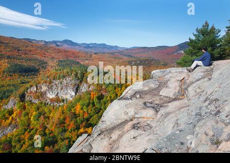 Herbstlaub vom Boulder Loop Trail. Dieser Weg befindet sich abseits des Kancamagus Highway (Route 112) in den White Mountains, New Hampshir Stockfoto