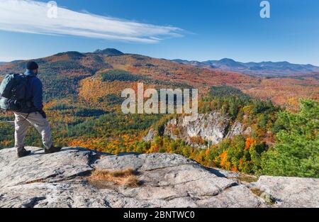 Herbstlaub vom Boulder Loop Trail. Dieser Weg befindet sich abseits des Kancamagus Highway (Route 112) in den White Mountains, New Hampshir Stockfoto