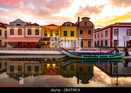 Aveiro, Portugal, traditionelle bunte Moliceiro Boote dockten im Wasserkanal entlang der Cais dos Mercanteis Straße Stockfoto