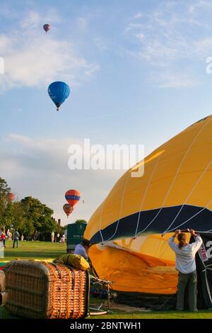 Aufpumpen Heißluftballons Stockfoto