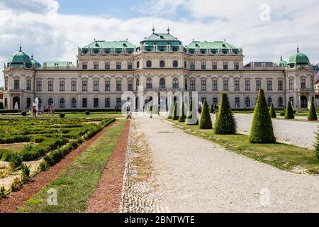 Wien, Österreich - 19. Juni 2018: Tourist Besuch des Schlosses und Gartens des Oberen Belvedere an einem Sommertag Stockfoto