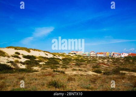 Costa Nova, Portugal: Bunt gestreifte Strandhäuser namens Palheiros an der Atlantikküste bei Aveiro. Stockfoto